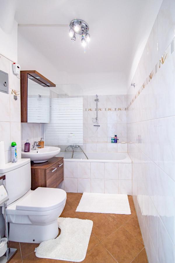 Best Rated Central Apartment Vienna - Ac, Wifi, 24H7Days Self Check-In, Board Games, Netflix Exterior photo